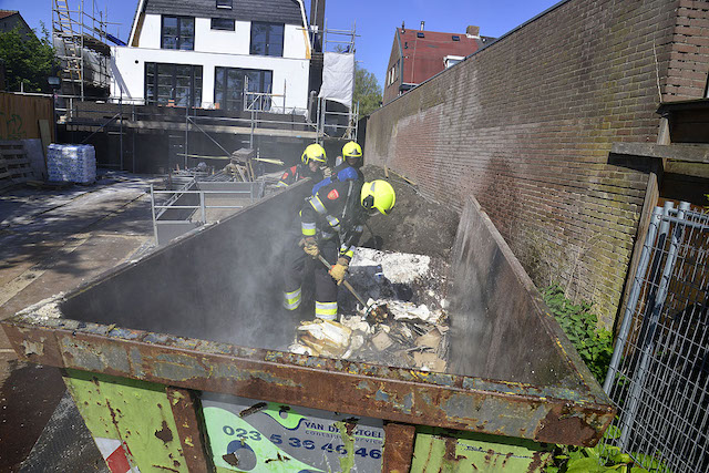 2020/106/20200506-16u17 GB 002 Containerbrand Koekoekslaan.jpg